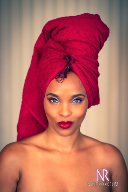 Black beauty Nia Ross baring big ass