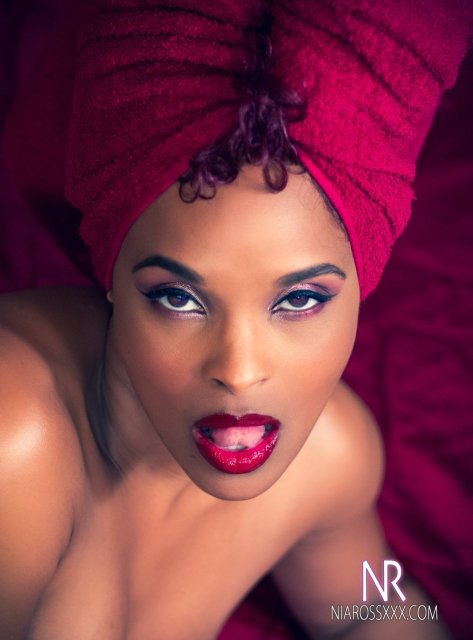 Black beauty Nia Ross baring big ass