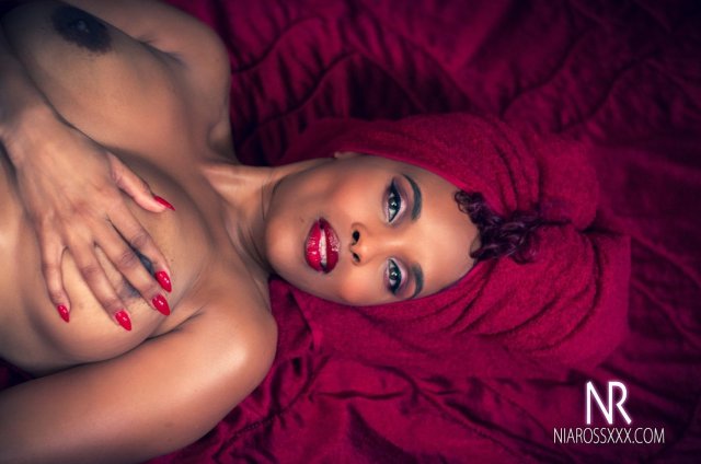 Black beauty Nia Ross baring big ass