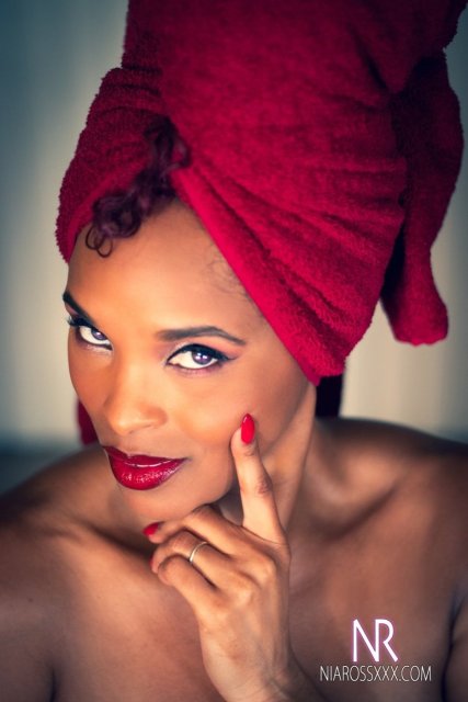 Black beauty Nia Ross baring big ass