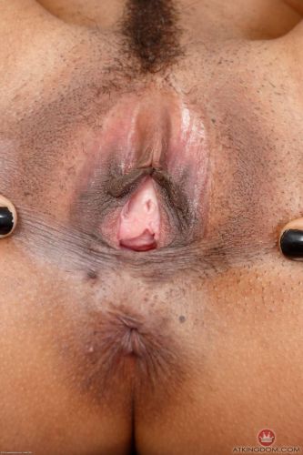 Ebony Nikki Darling stretching pussy