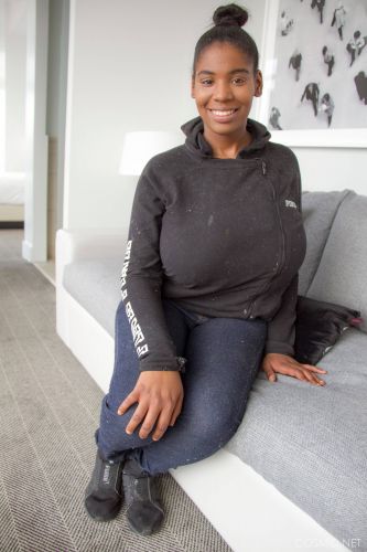 Buxom ebony babe Quana Stevens