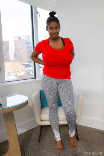 Quana Stevens baring her big black tits