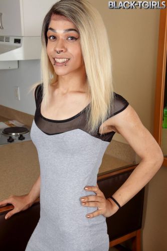 Ebony tgirl Raven Babe baring her huge cock