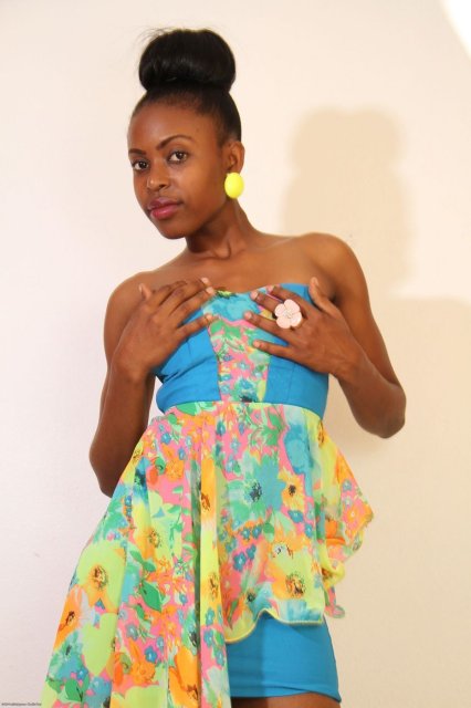 Ebony hottie Raya spreading legs