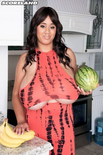 Buxom ebony diva Roxi Red