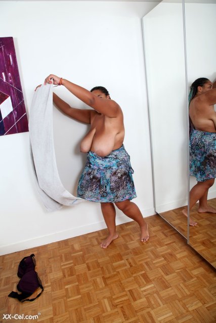 Black chubby Roza Vasilishina baring big tits