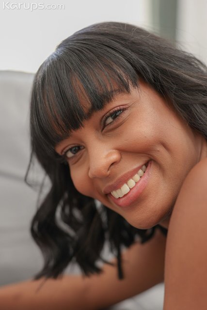 Black Samantha Cruuz exposing her clam