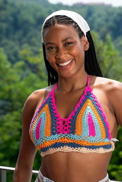 Black cutie Samantha Cruuz unveiling her twat