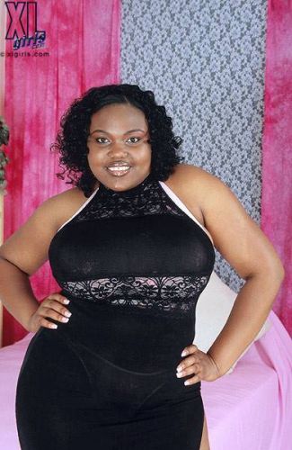 Busty ebony babe Satyn Synn