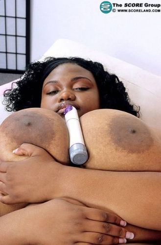 Busty ebony babe Satyn Synn