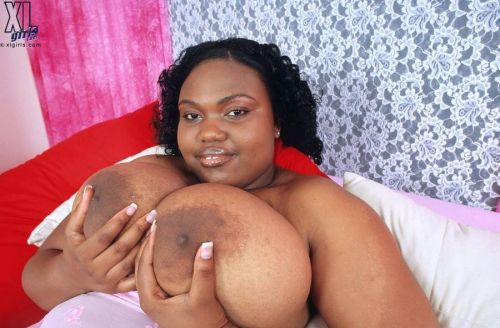 Busty ebony babe Satyn Synn