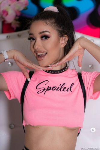 Adorable Scarlett Bloom getting facial