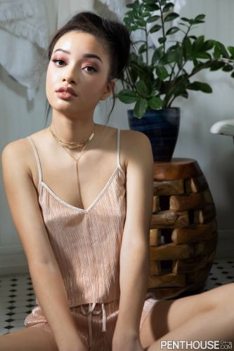 Ebony hottie Scarlett Bloom