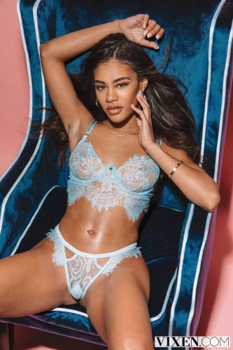 Scarlit Scandal crazy about big white cocks