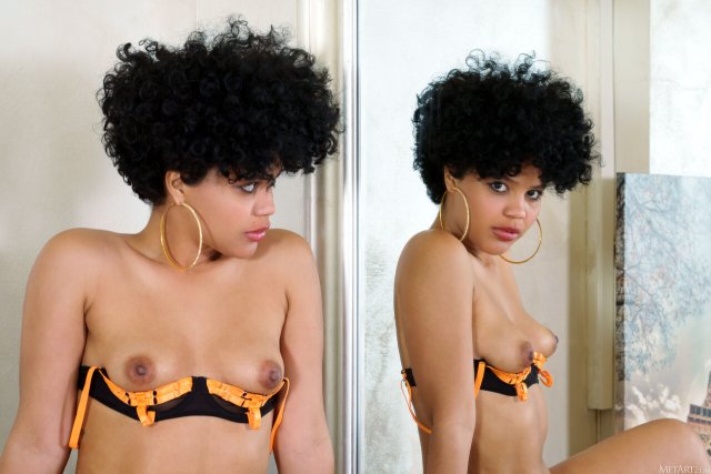 Ebony pornstar Selva Lapiedra stripping off