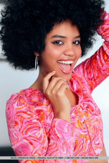 Ebony babe Selva Lapiedra unveiling hairy pussy