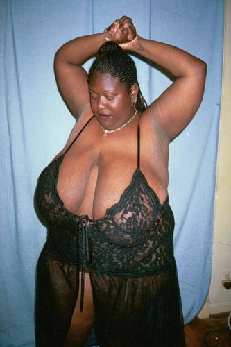 Black BBW Shauna Moon posing nude