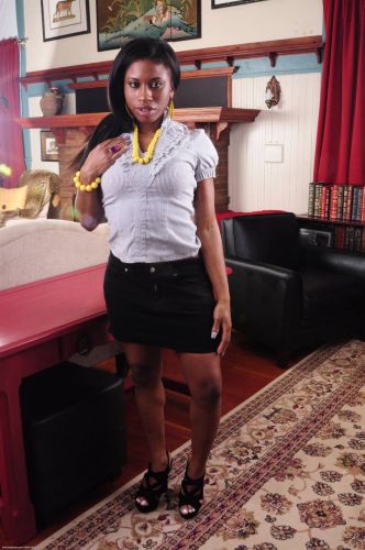 Stunning ebony girl Taylor Kush