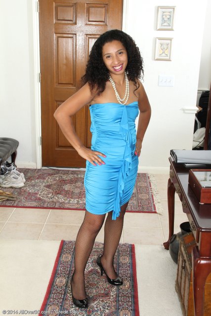 Black MILF Theresa Long baring hairy clam