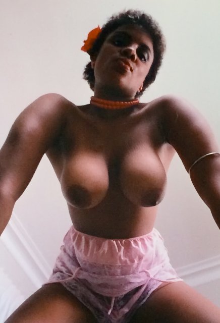 Ebony diva Tracy Austin posing nude