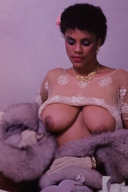 Ebony diva Tracy Austin posing nude