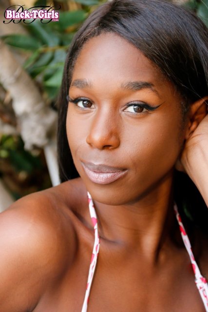 Ebony shemale Tyra Alice baring her cock