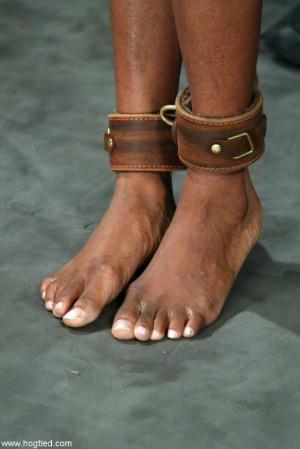 Kinky ebony Yellow Kitty getting bondaged