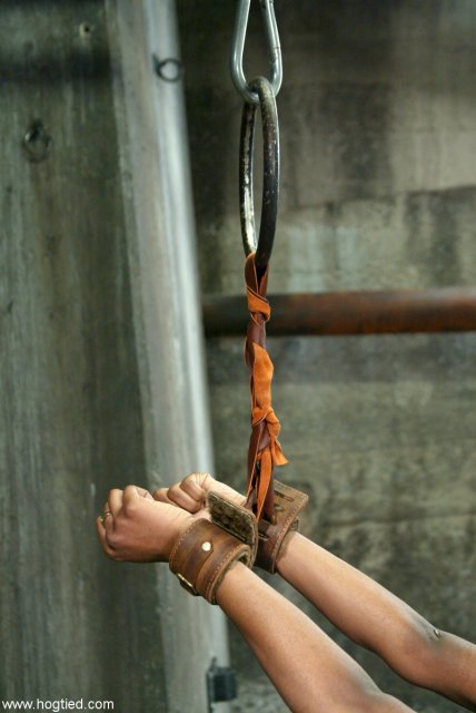 Kinky ebony Yellow Kitty getting bondaged