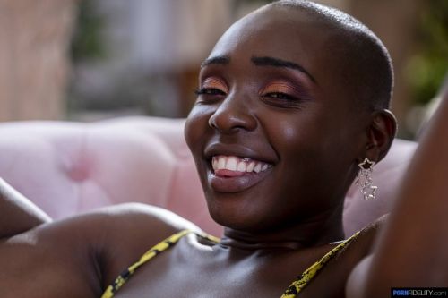 Black babe Zaawaadi hopping white dick