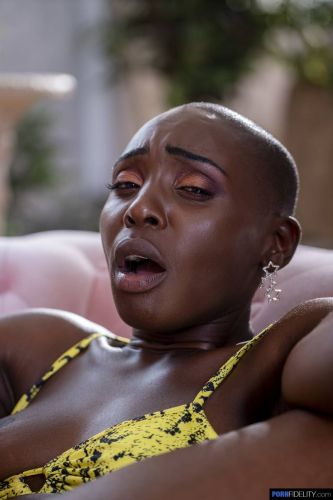 Black babe Zaawaadi hopping white dick